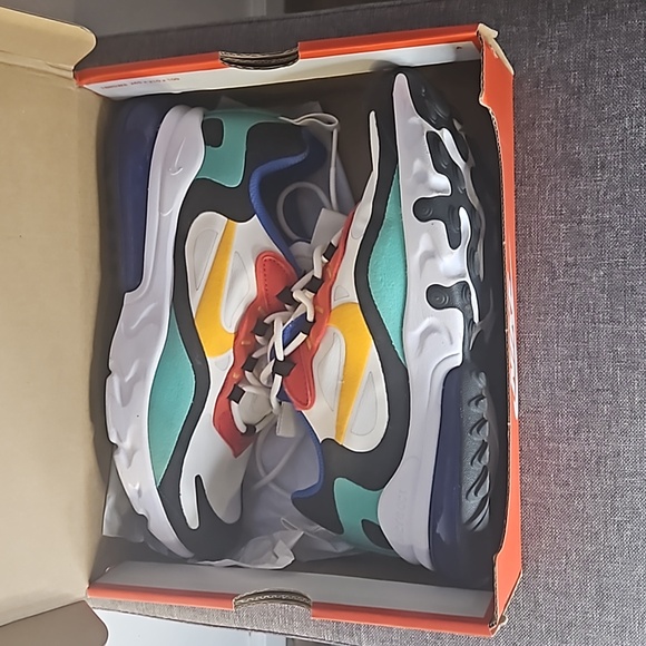 NIKE Air Max 270 React (GS) Youth Size 4 (4Y) - Picture 1 of 8